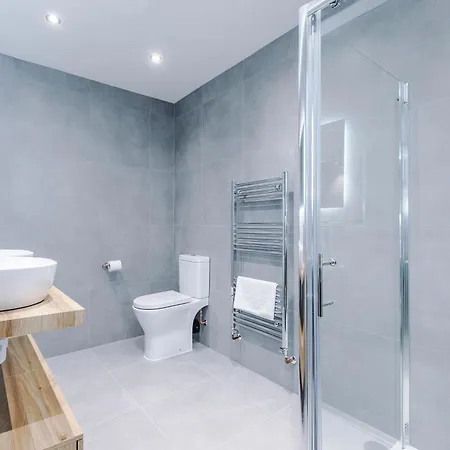Spring Mount - 3 Bedrooms - Close To Convention Centre